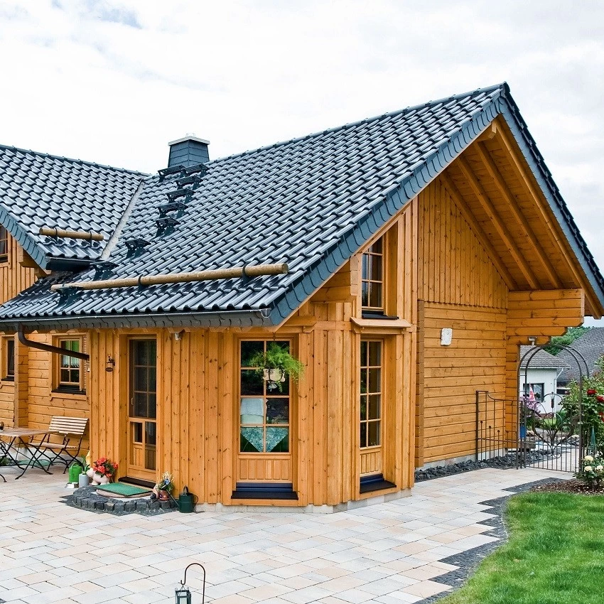 The roof of the renovated cottage is covered with black resin tiles, which is both beautiful and durable.